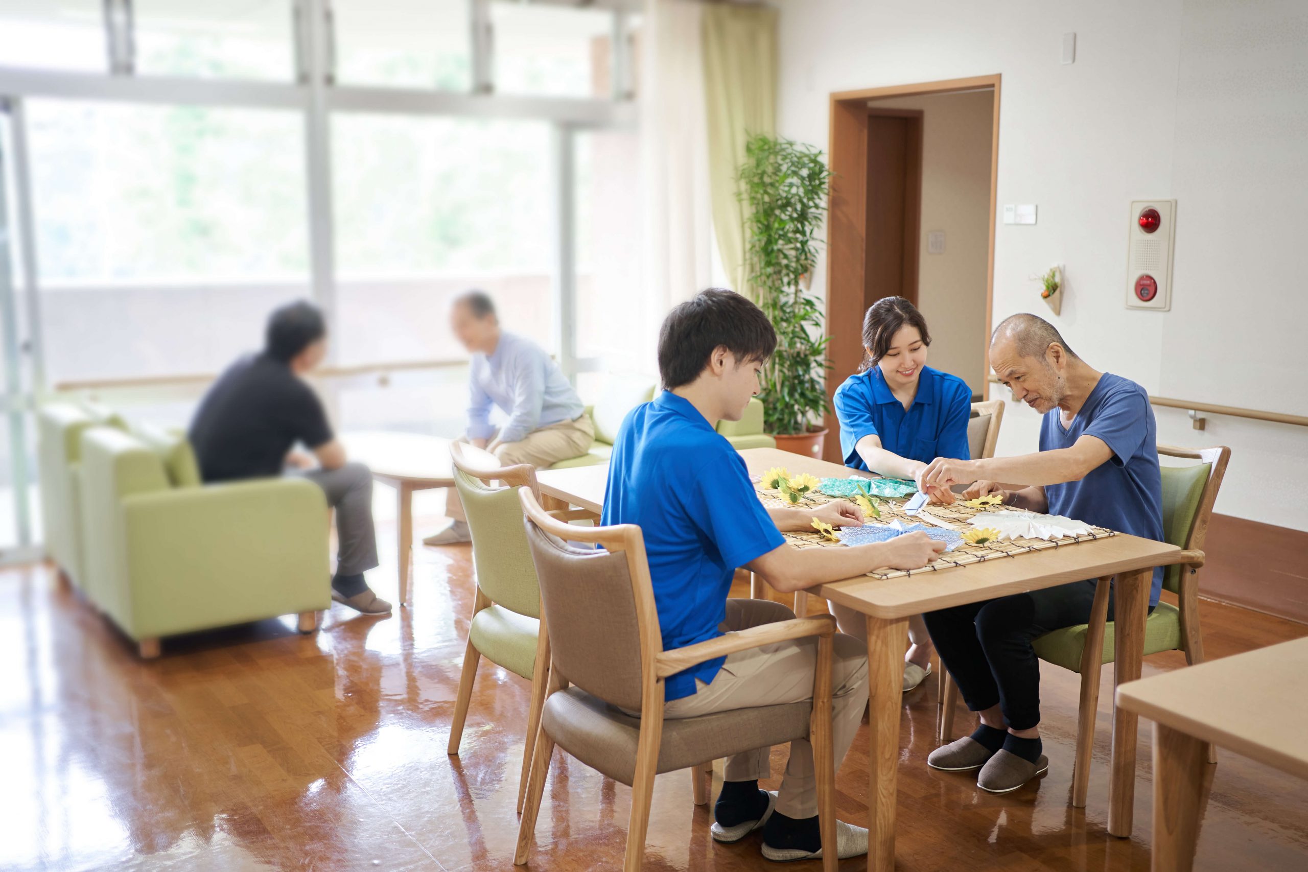 老人ホームでの生活はどんなもの？一日の流れや安心サポートを紹介│健達ねっと